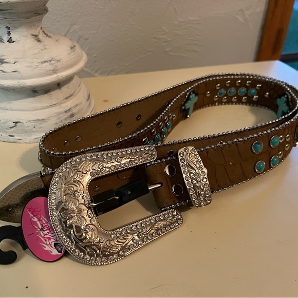 Gorgeous belt with crosses NWT Xl - Picture 3 of 6